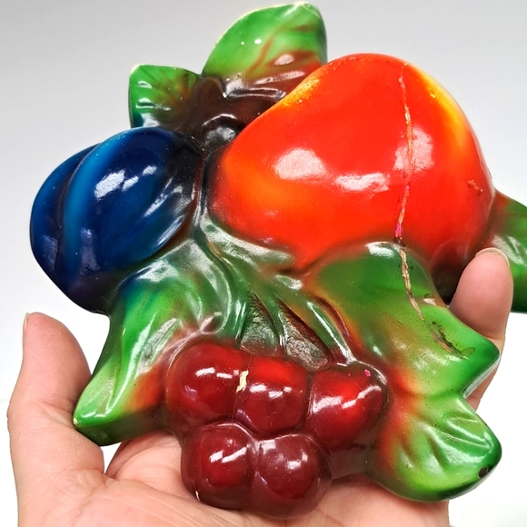 Vintage 1950’s set of 2 chalkware fruit cluster 2D wall plaques - Picture 4 of 12